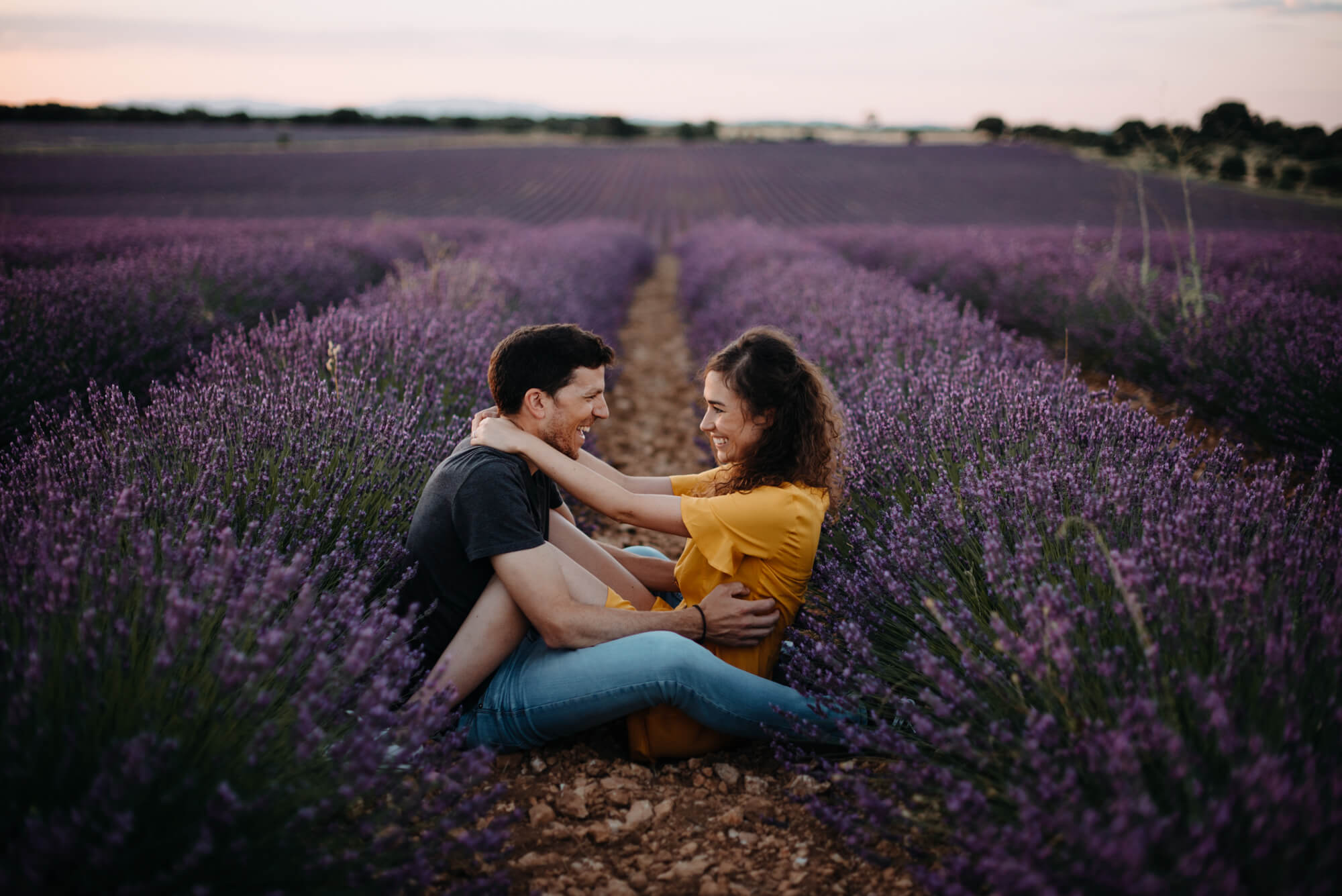 Preboda en campos de lavanda - Doblelente - Nira y Alberto